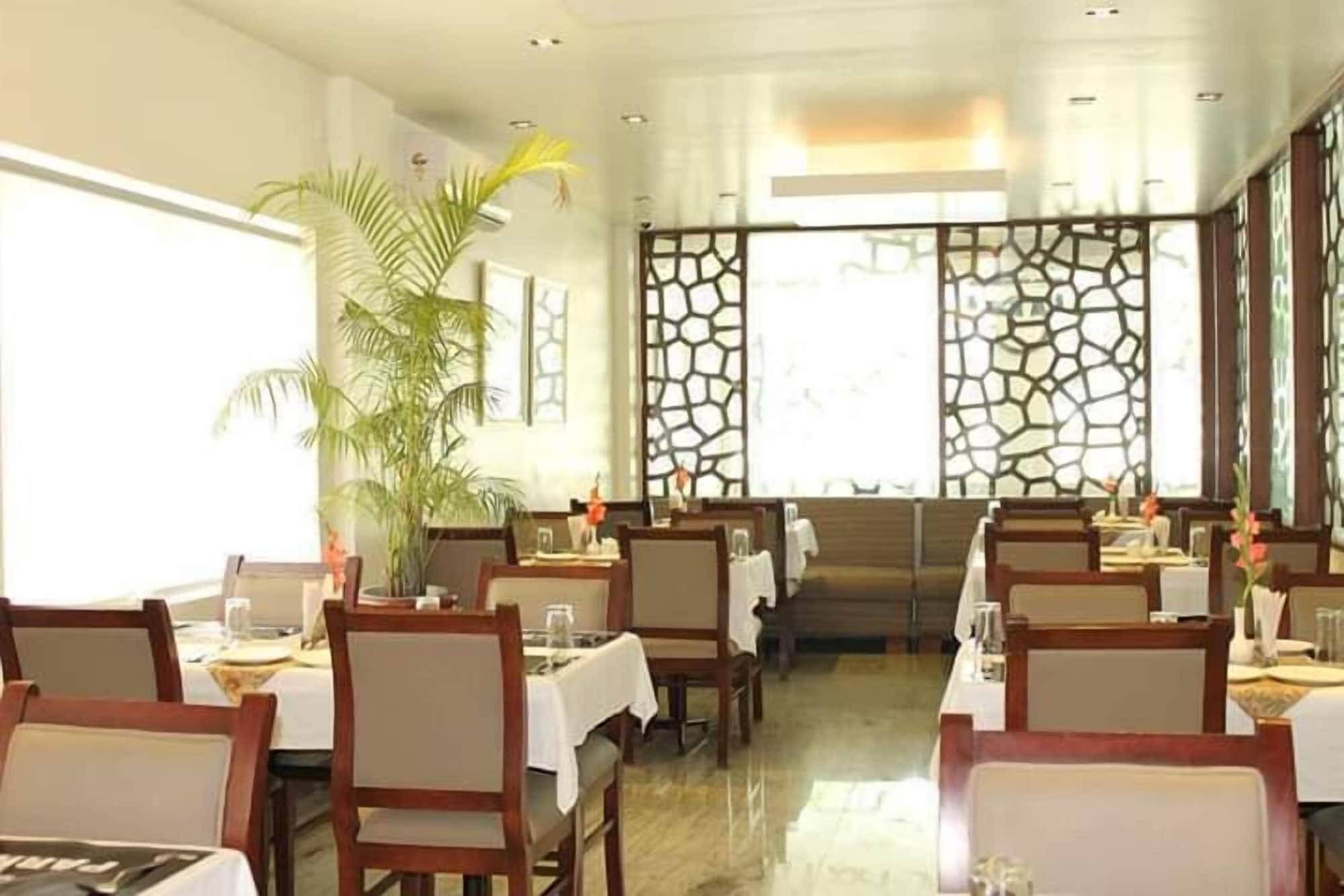 Hotel White Parrot Mysore Exterior foto